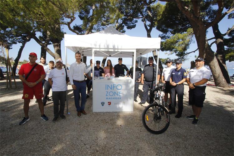 Slika /PU splitsko-dalmatinska 2022/Turisticka sezona 2023/info-makarska-060723_005.jpg